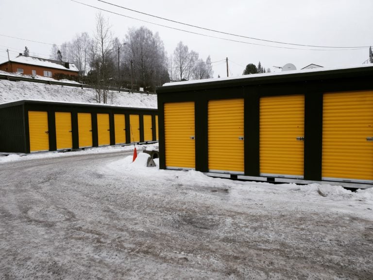 Drive-in-boder med gule rulleporter på Dal en vinterdag