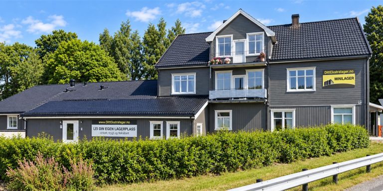 Retusjert foto av Minilager Hammerstad i Eidsvoll