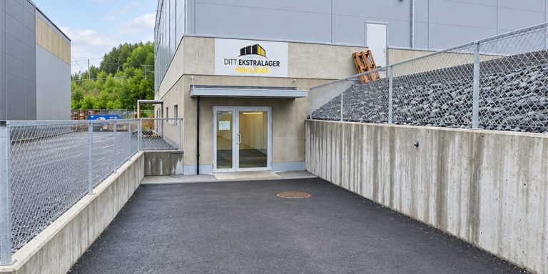 Retusjert foto av Minilager Gjøvik, Kallerudsvingen 6