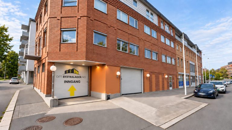 Retusjert foto av innkjøringen til Minilager Hamar Sentrum
